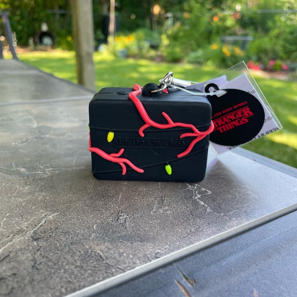 2x Bath & Body Works x Stranger Things Lightbulb Pocketbac Holder 🚦Lights Up🚦 - Picture 5 of 14